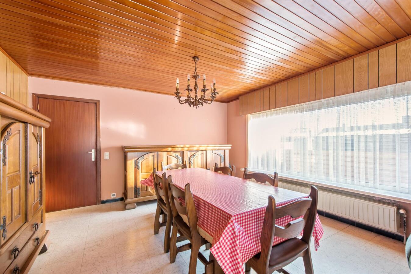 Ruime vrijstaande woning met garage op een perceel van 915 m² 