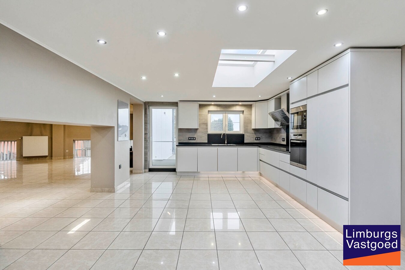 Bedrijfsgebouw met kantoren, magazijnen en woonst - groot 2580 m² 