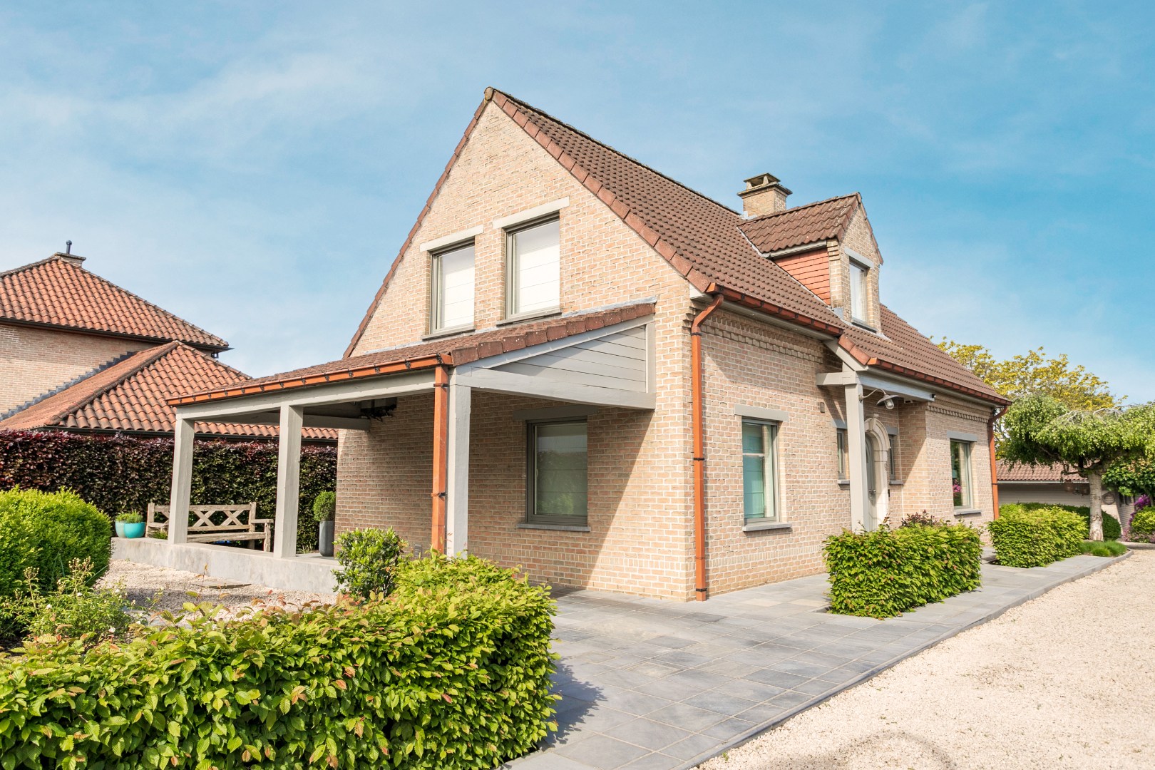Instapklare villa met 3 slaapkamers, bureau, dubbele garage en verzorgde buitenruimte in Halle 
