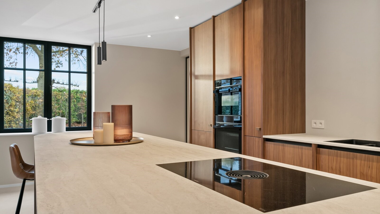 Luxueus landhuis met binnen- en buitenpiste en paardenstallen op een domein van ca. 3 ha te As 