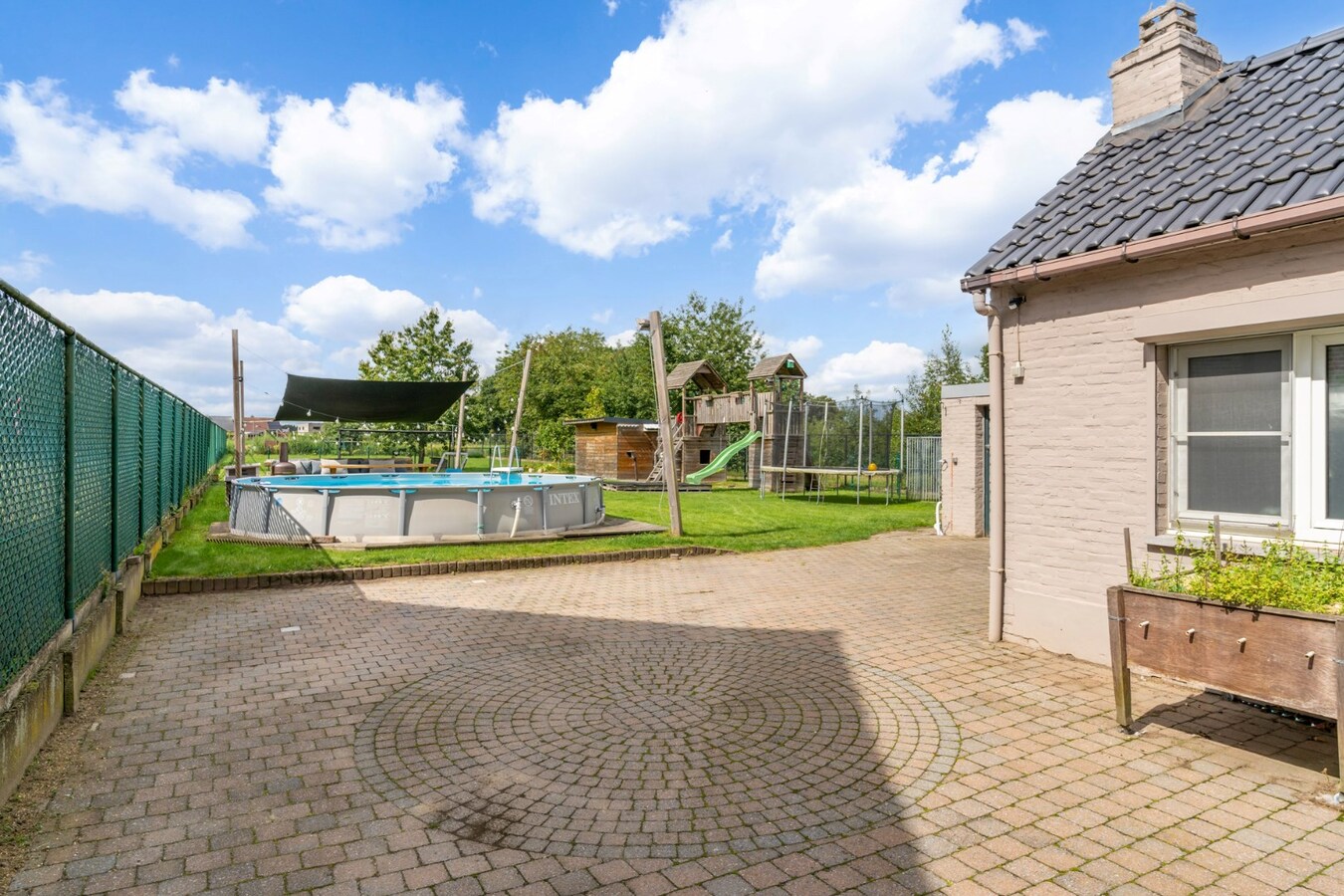 Ruime woning met 4 slaapkamers op een zeer ruim perceel. 