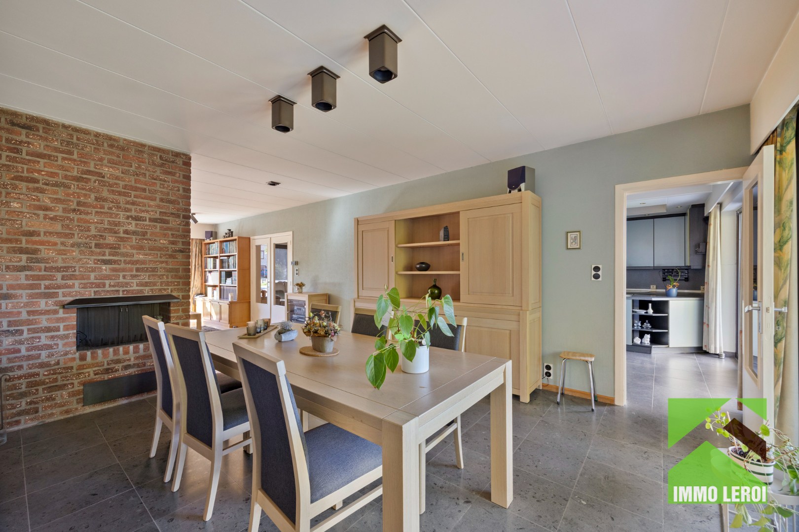 Eetkamer met doorgang keuken