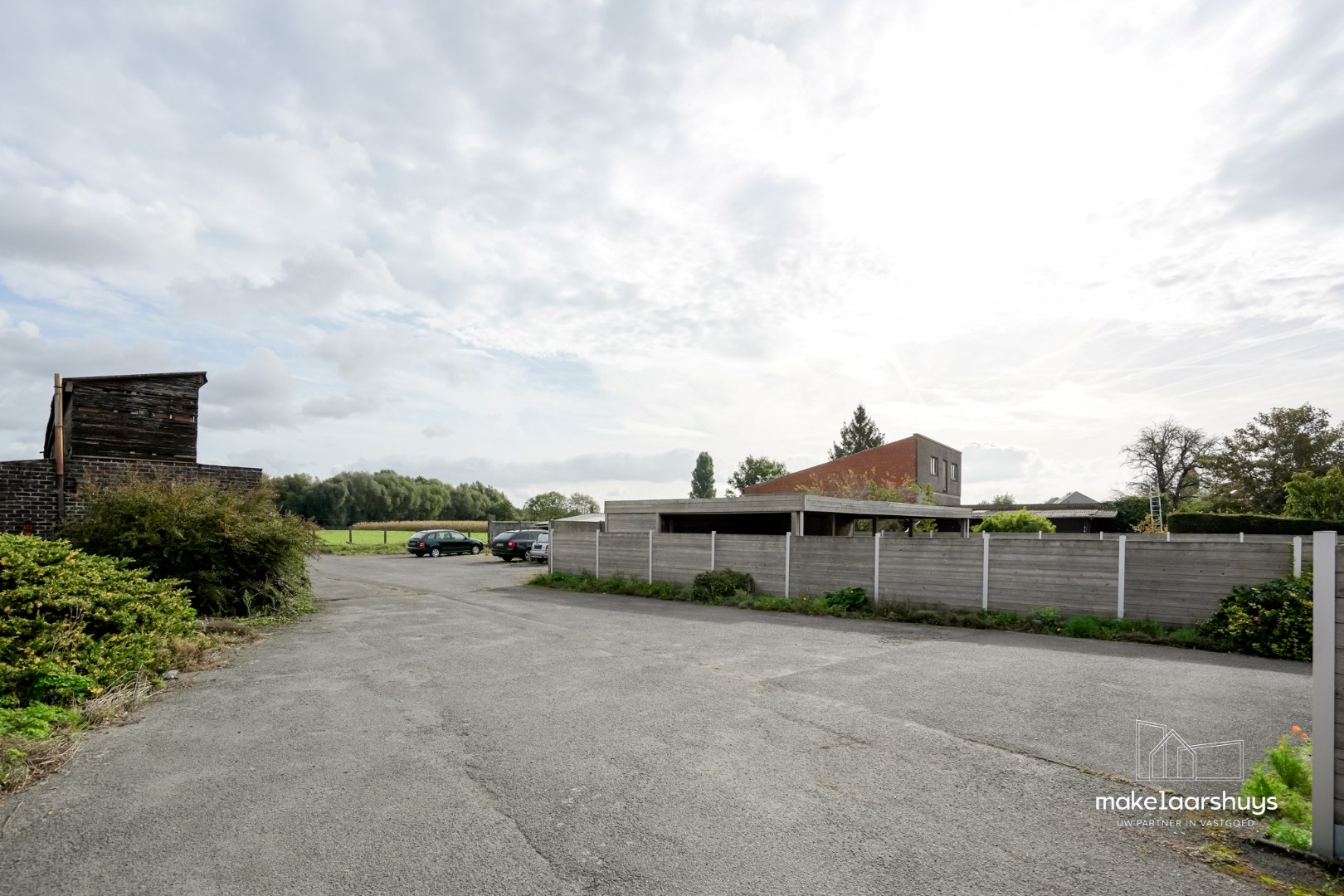 Ruime open bebouwing  met 3 slaapkamers,  bijgebouwen en parkeerplaatsen 