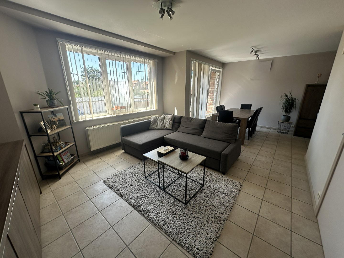 Ruim appartement met 3 slpk, terrasje en autostaanplaats, Eernegem. 