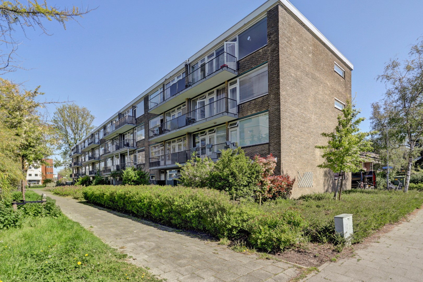 Instapklaar 3- (voorheen 4) kamer appartement op de 2e etage met moderne keuken met kookeiland, 2 balkons, 2 riante slaapkamers, moderne badkamer en gelegen op eigen grond! 