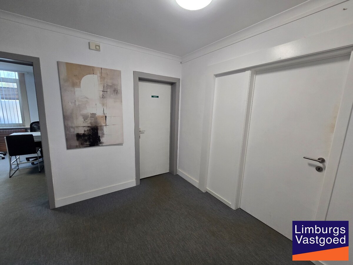 Gelijkvloerse kantoorruimte 108 m² met privé parkeerplaatsen 