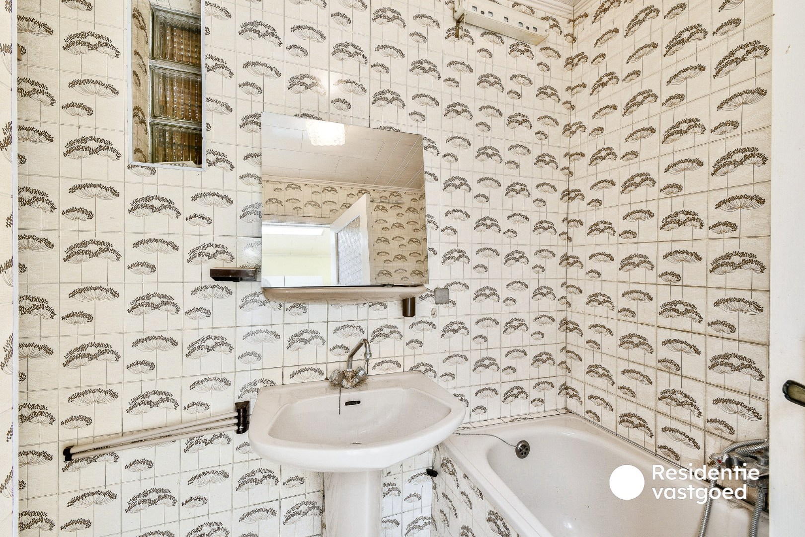 Te renoveren rijwoning met twee slaapkamers en tuin 