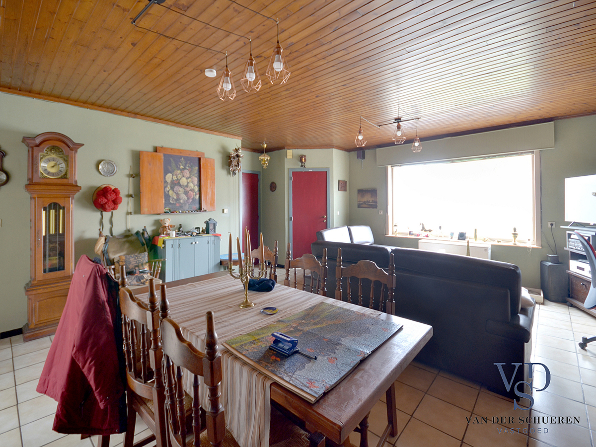 Zeer ruime, te renoveren woning (met enkele garage). Goed gelegen. 