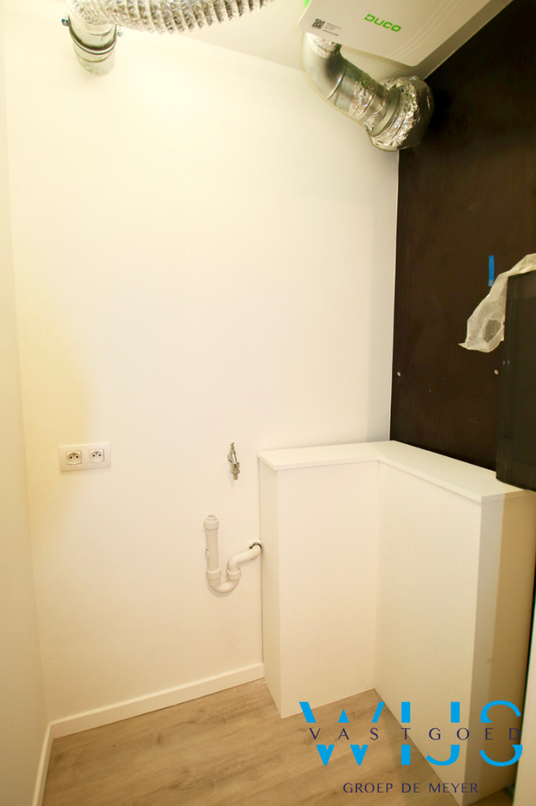 Serviceflat in hartje Waarschoot ! 