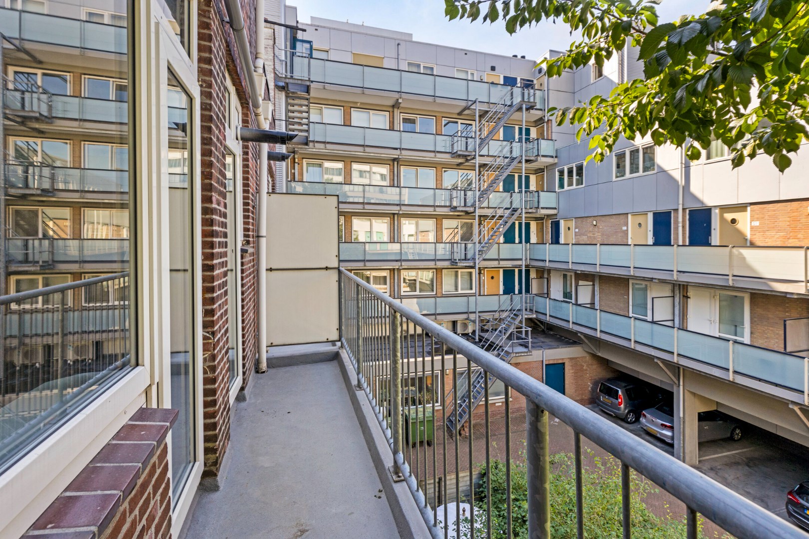 Turn-key 2 kamer (voorheen 3) appartement op steenworp afstand van Rotterdam centrum met een nette keuken, royale woonkamer en gelegen op eigen grond! 