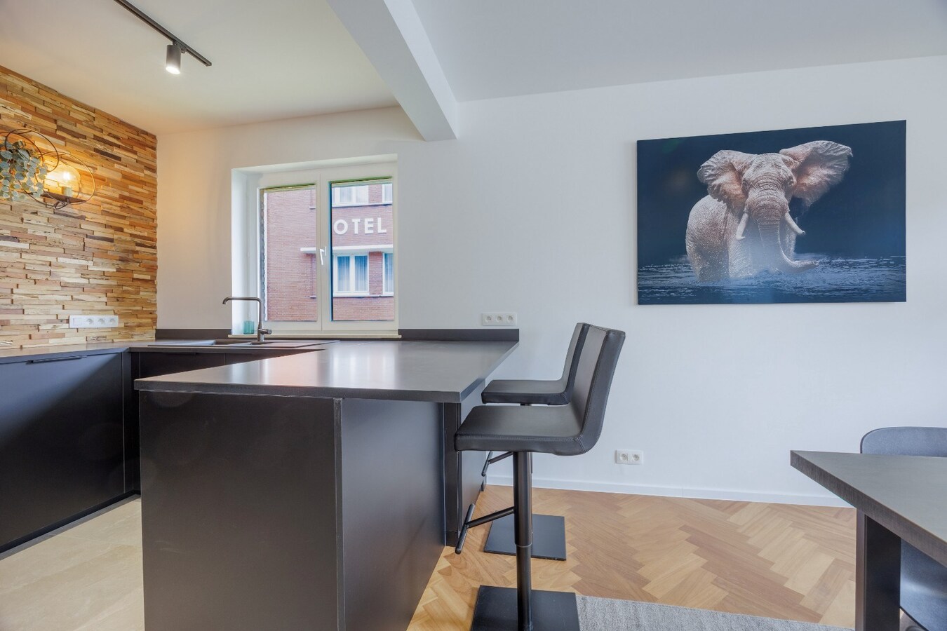 Stijlvol gerenoveerd hoekappartement met 3 slaapkamers op toplocatie te Duinbergen, vlakbij de Zeedijk. 