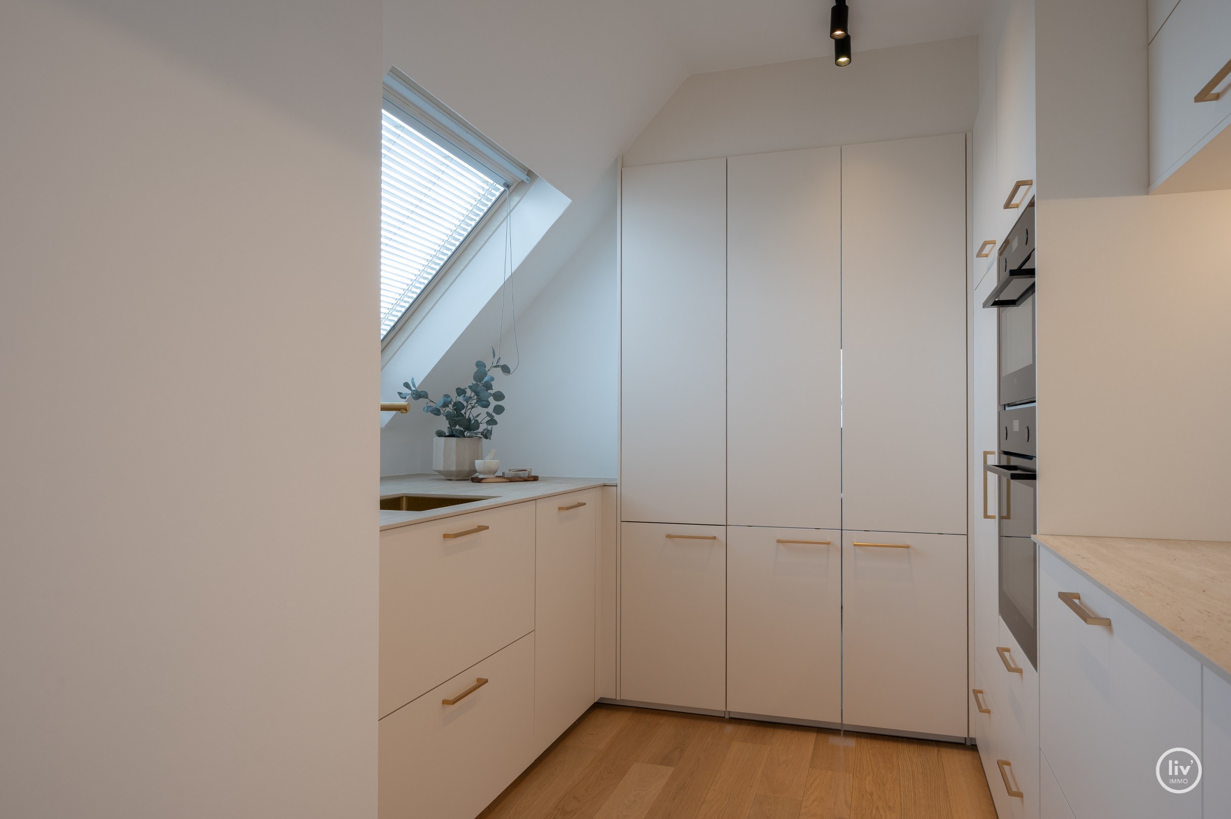 Magnifique appartement en duplex avec une largeur exceptionnelle de façade de 18 mètres et une terrasse généreuse orientée au sud offrant une vue dégagée sur l'arrière-pays de Knokke, à seulement 100 
