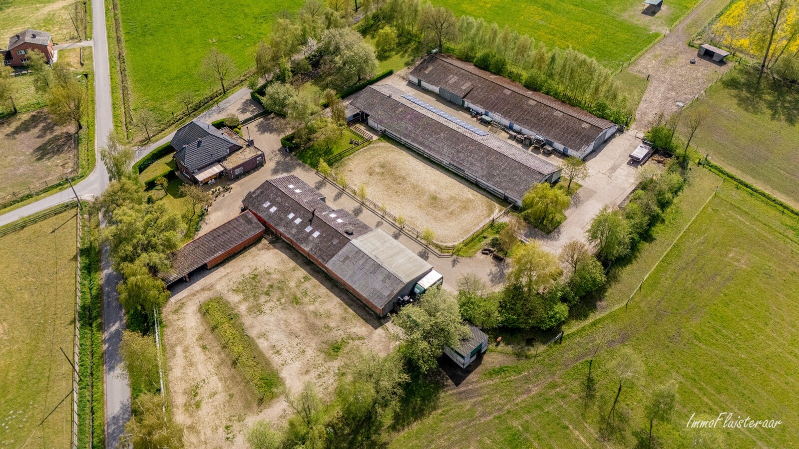 Woning met stalgebouwen en buitenpiste op ca. 6ha te Bocholt 