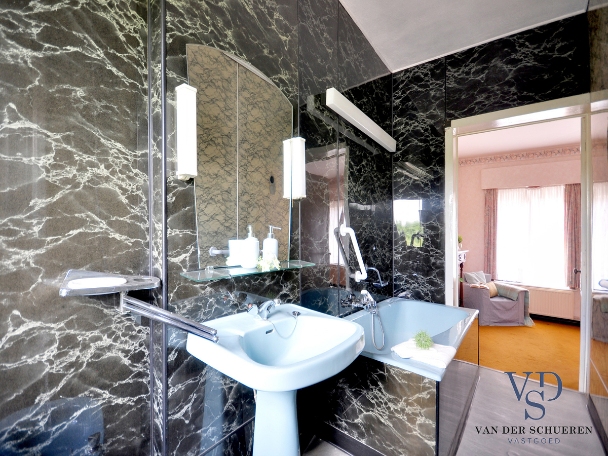 Degelijke en stijlvolle herenwoning. Uitstekend gelegen ! 