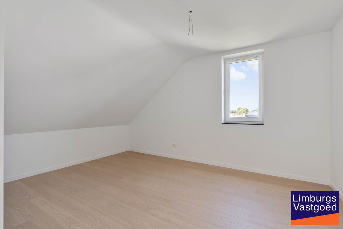 Moderne nieuwbouwwoning, 5 slpk, op een perceel van 4a31ca. 