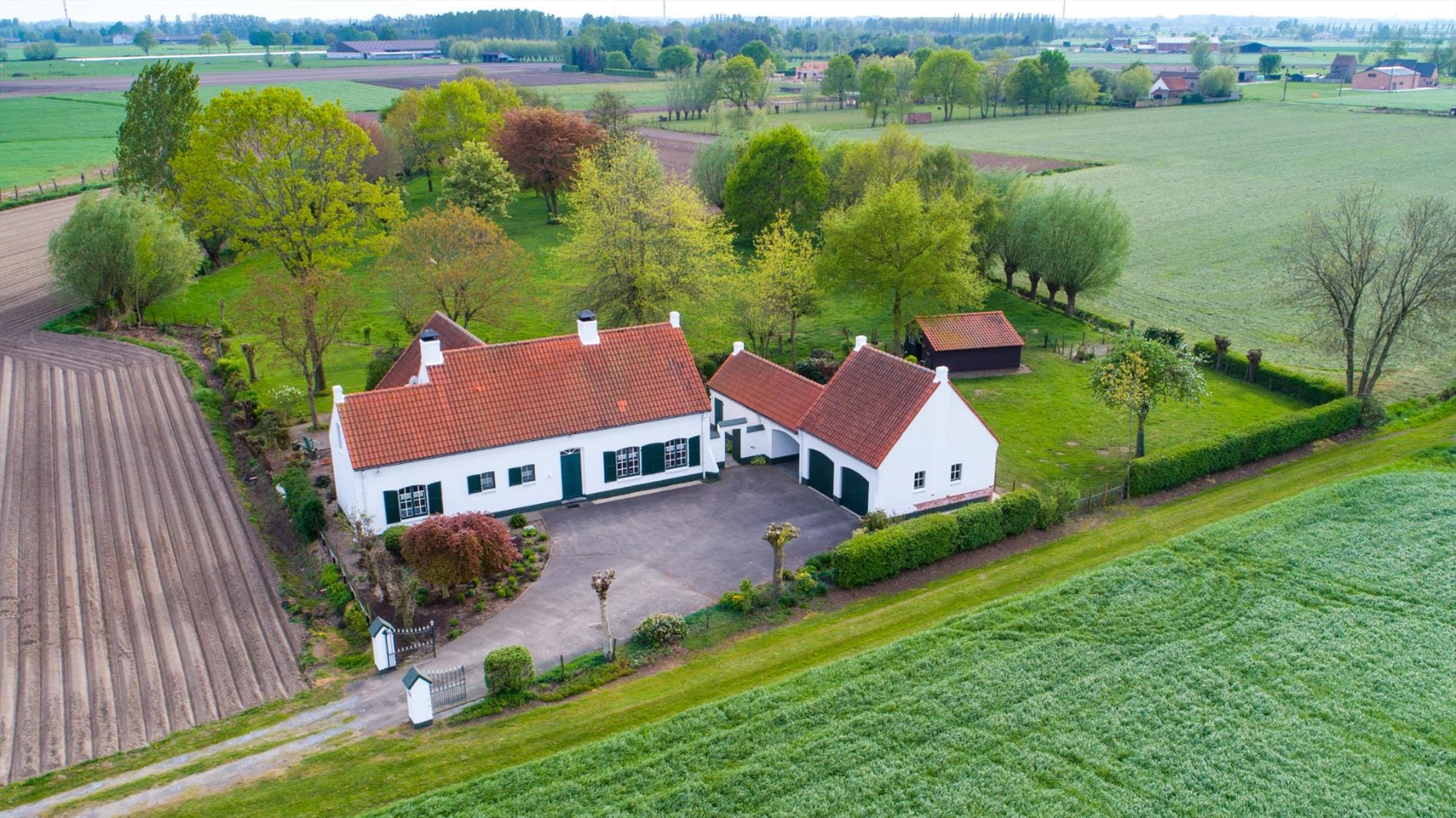 Uniek landhuis op 7.390m²  te Bassevelde 