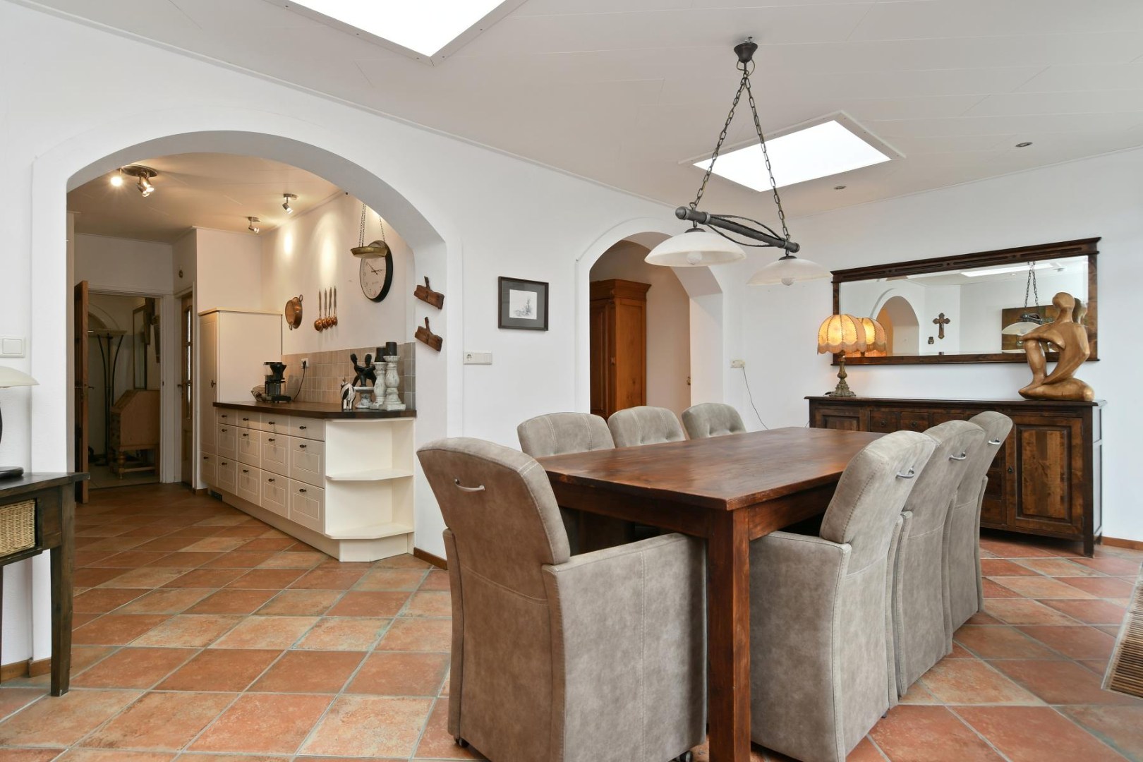 Geschakelde 2-onder-1-kap woning met serre, vier slaapkamers en inpandige garage gelegen nabij het centrum van Panningen 