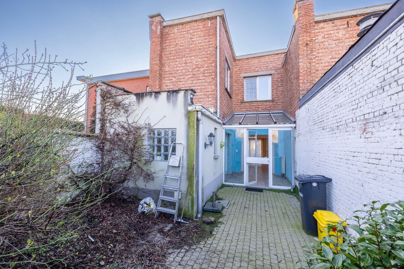 Te renoveren woning met 2 slpks en tuintje 