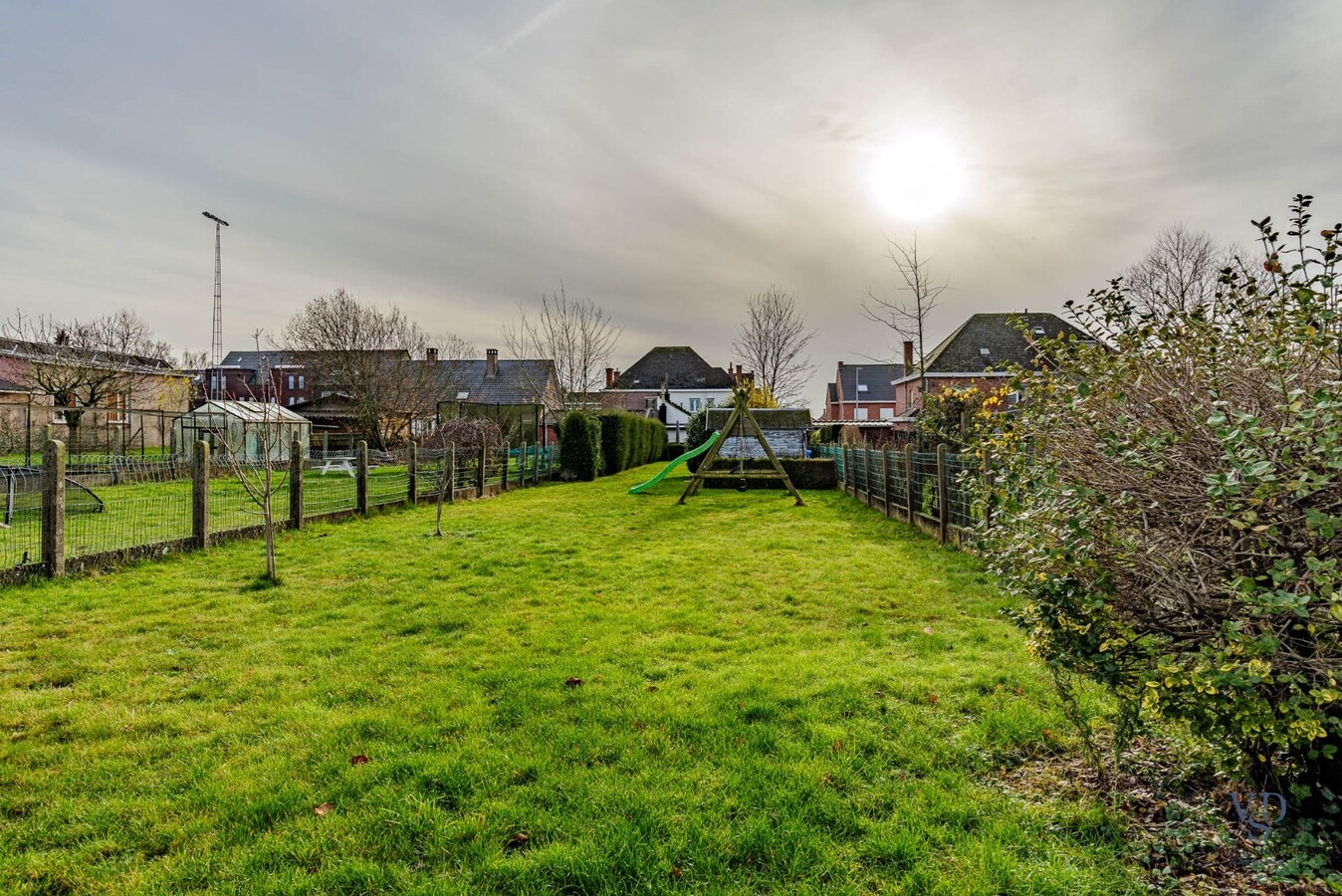 Ruime, deels gerenoveerde Half Open Bebouwing 