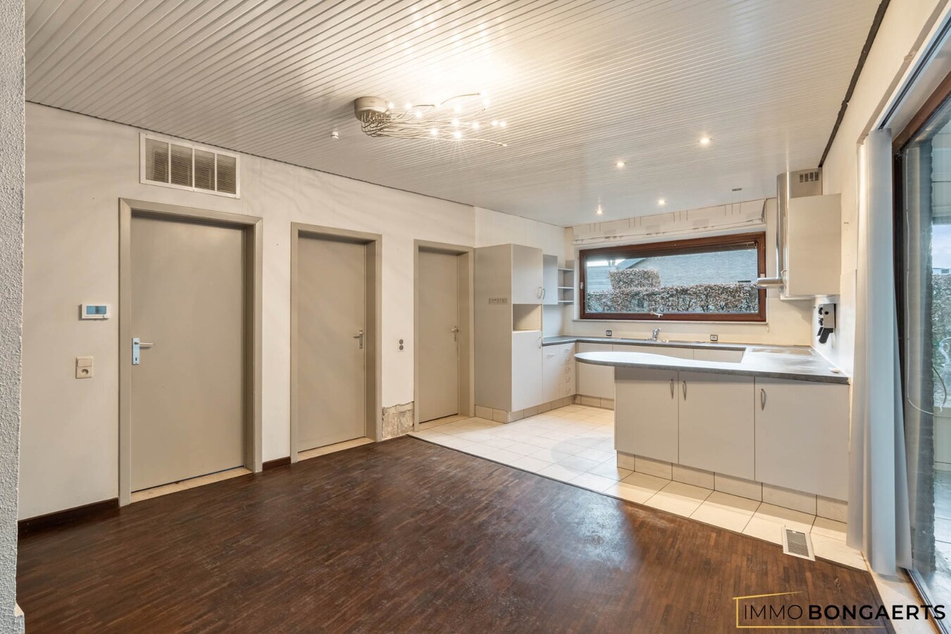 Gelijkvloerse woning met polyvalent bijgebouw 