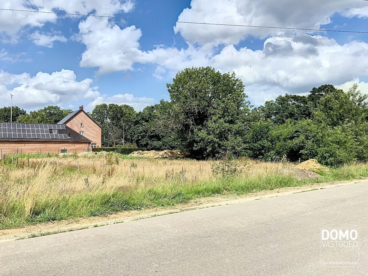 Ruime bouwgrond voor een half open bebouwing, gelegen op een perceel van 6a44ca. 