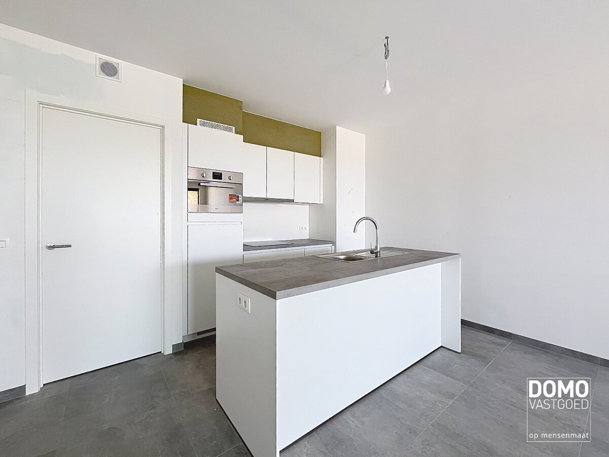 VOLLEDIG AFGEWERKT NIEUWBOUWAPPARTEMENT MET 2 SLAAPKAMERS, TERRAS, ONDERGRONDSE AUTOSTANDPLAATS EN KELDERBERGING IN RESIDENTIE "DE KWINT" TE ZONHOVEN 