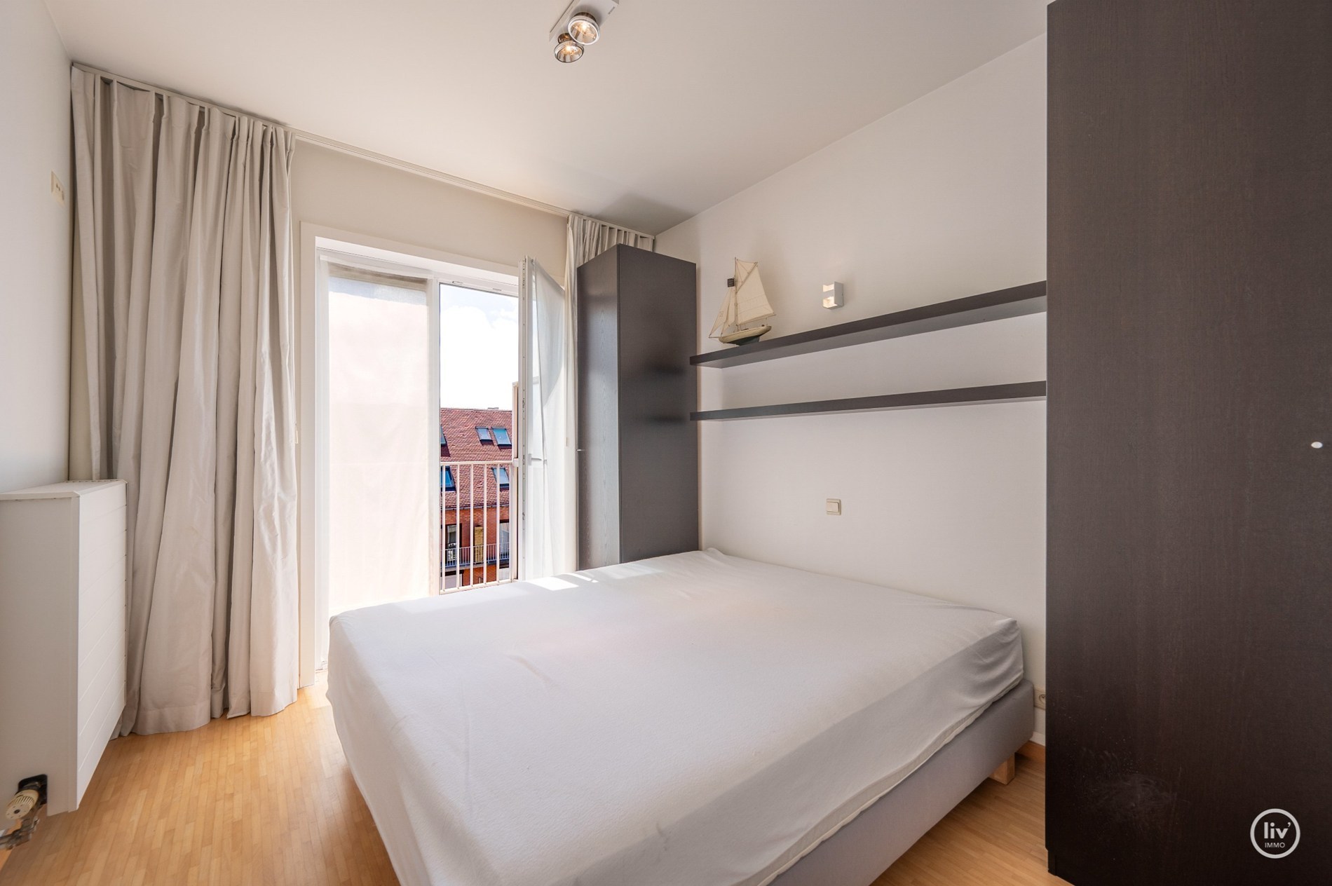 Ruim (98 m2) appartement met 2 slaapkamers op een topligging in de Dumortierlaan te Knokke. 