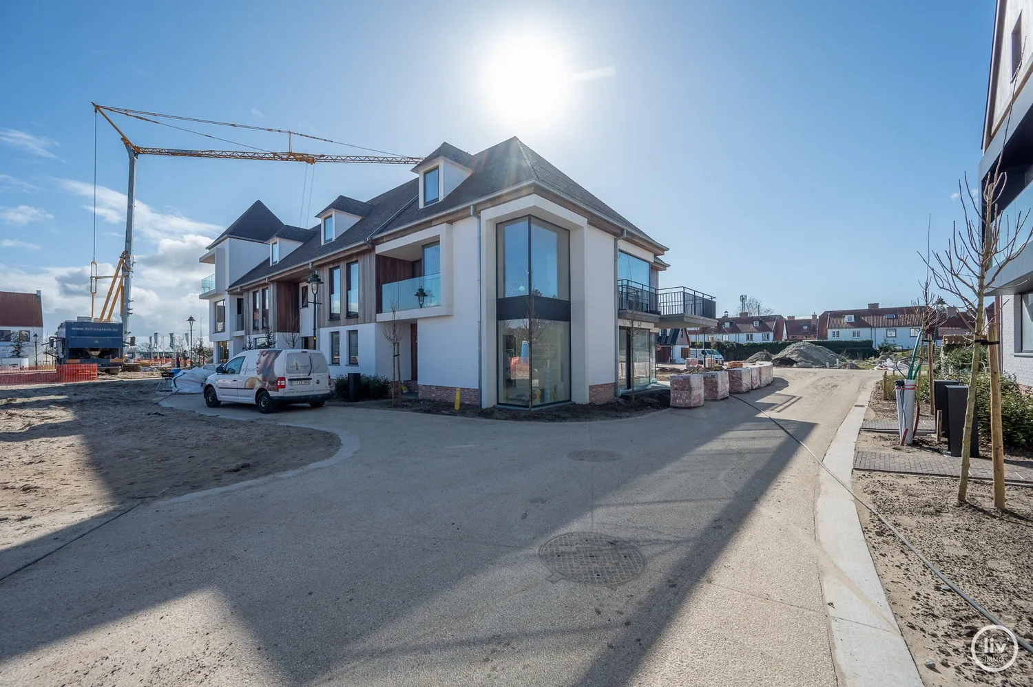 Halfopen nieuwbouw villa met 5 slaapkamers te koop, rustig gelegen in een gegeerd woonerf in het Oud Knokke.