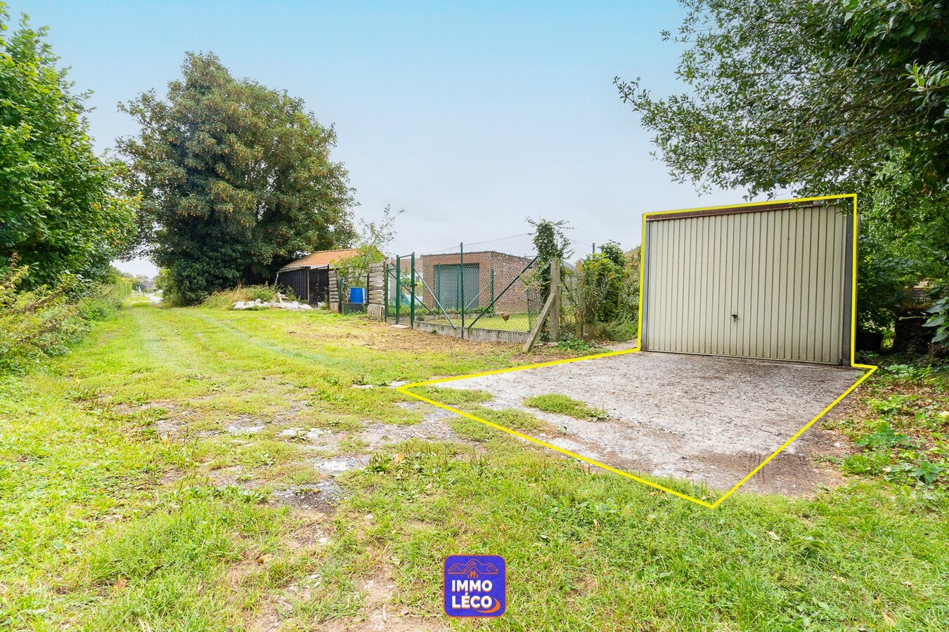 Maison en excellent état d'entretien avec grand jardin et garage attenant ! 