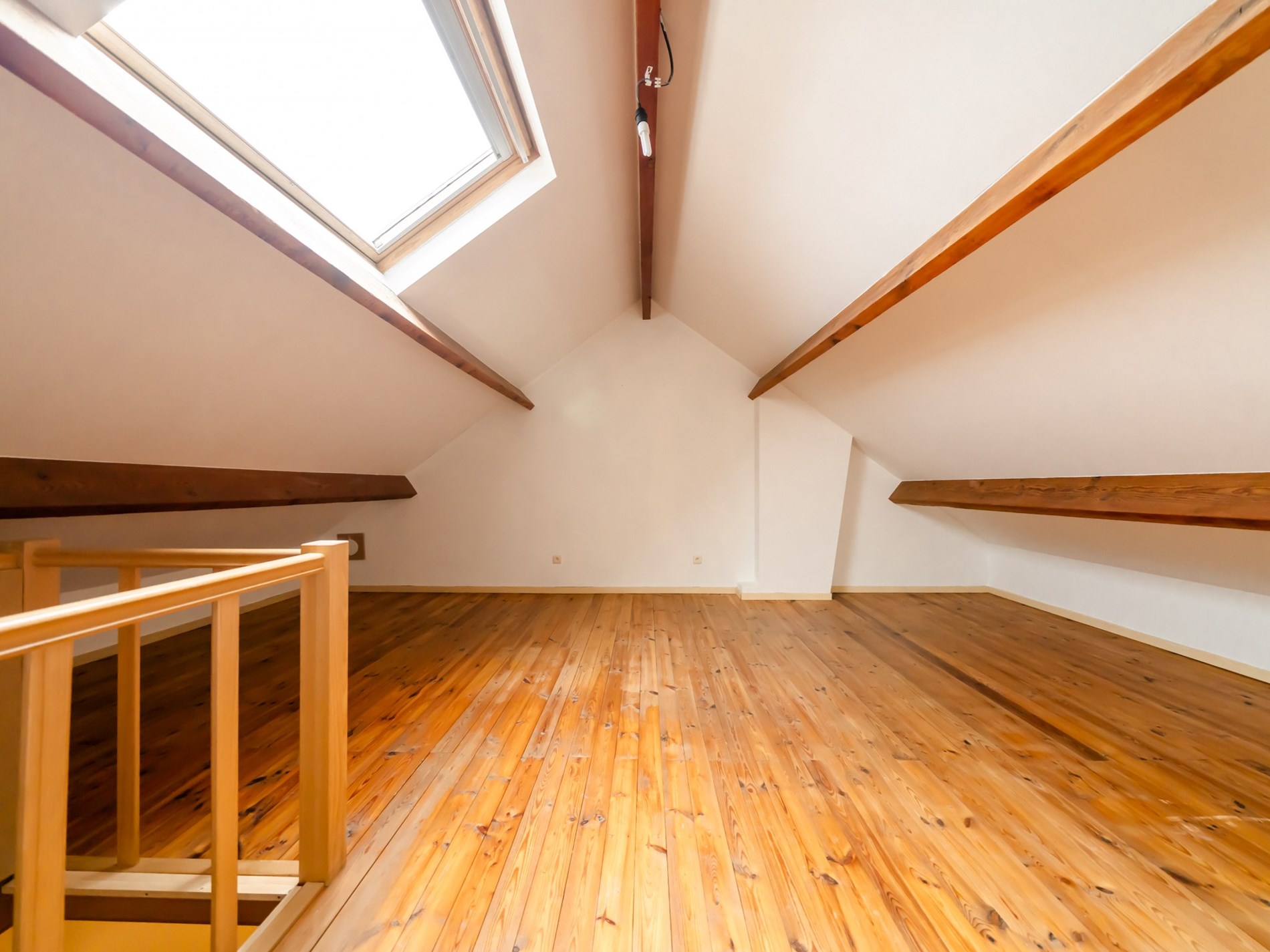 Gerenoveerde 3-gevelwoning met 3 kamers, garage en tuin 