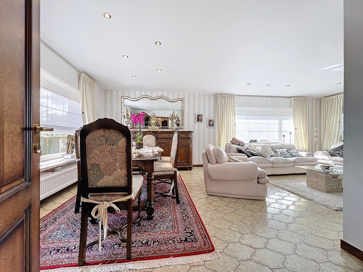 Instapklare en lichtrijke laagbouwwoning met garage te Kerksken 