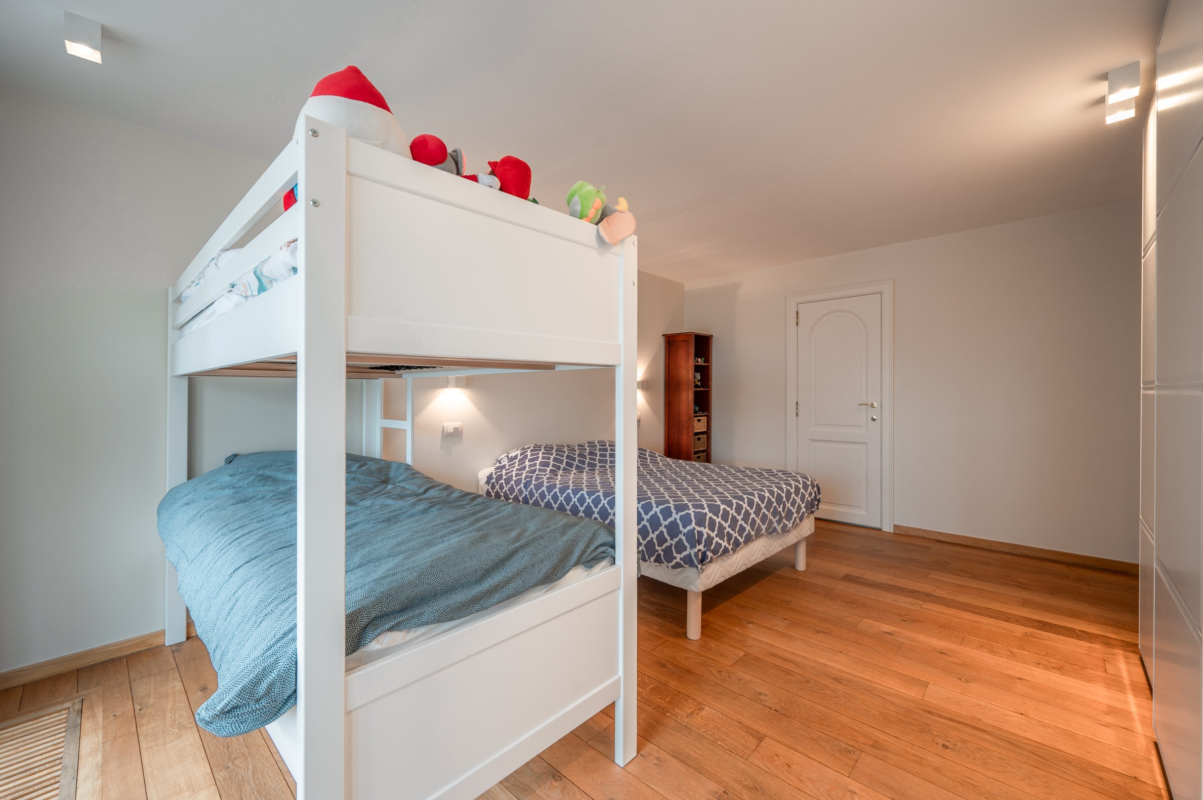 Uitzonderlijk lichtrijk hoekappartement van 150 m² met open zicht op het Burgemeester Frans Desmidtplein – inclusief 2 autostandplaatsen 