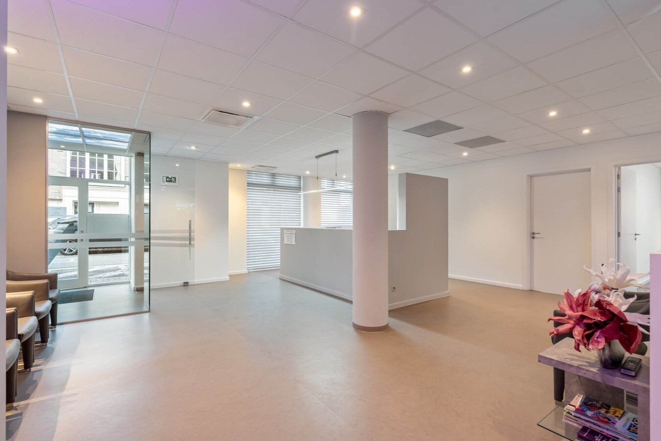 Ruim, zeer energiezuinig kantoor in het centrum van Neeroeteren met diverse mogelijkheden! 