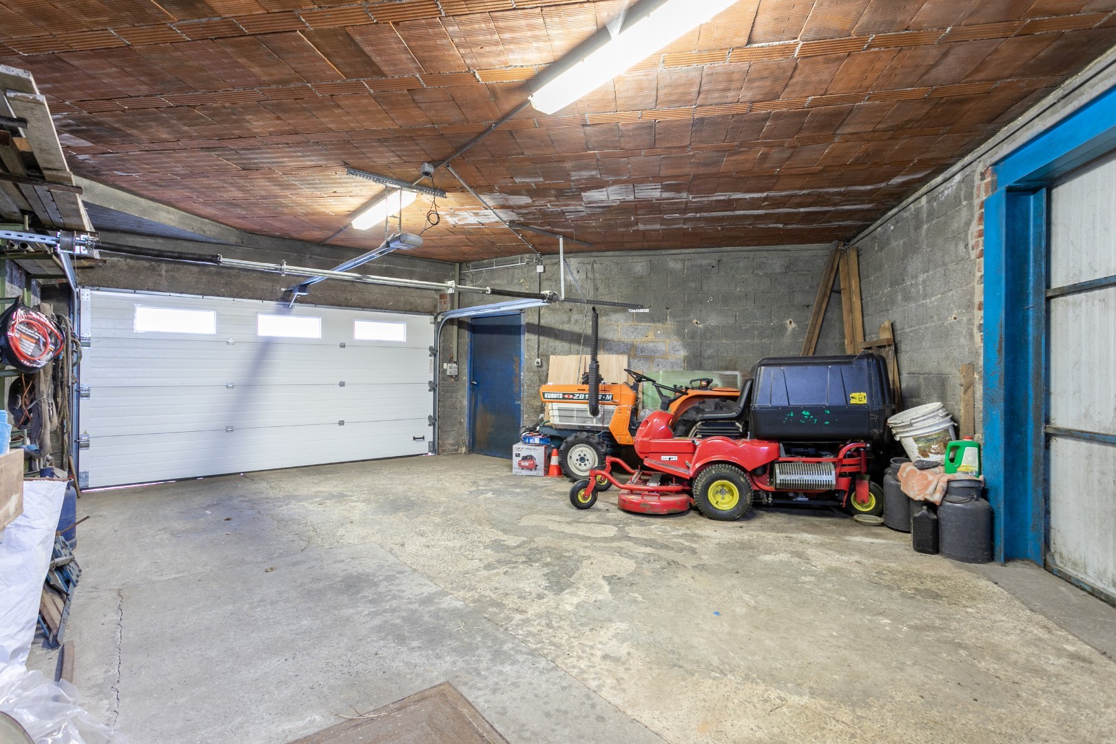 Ruime woning met naastgelegen bouwgrond en loods 