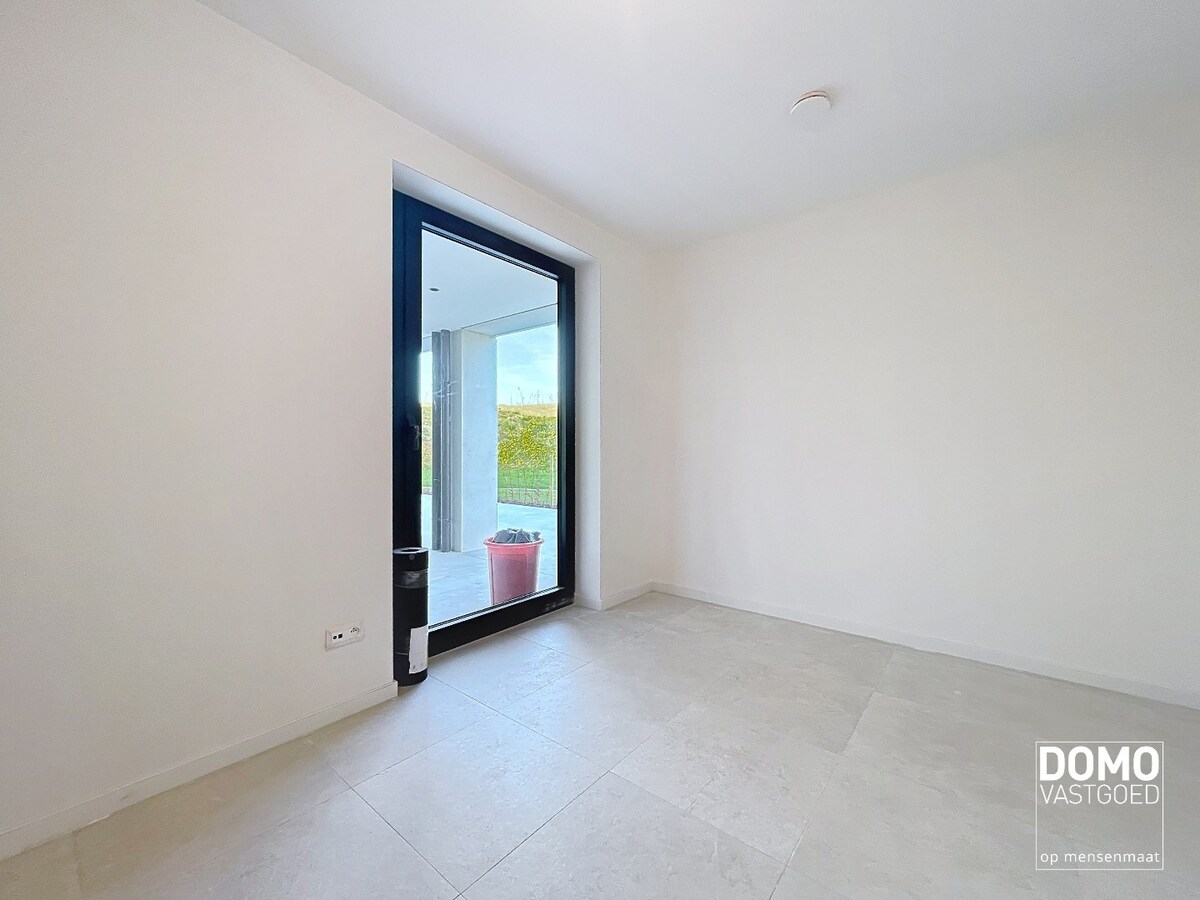 MODERN GELIJKVLOERS APPARTEMENT GELEGEN TE KERMT MET 2 SLAAPKAMERS EN RUIM TERRAS 