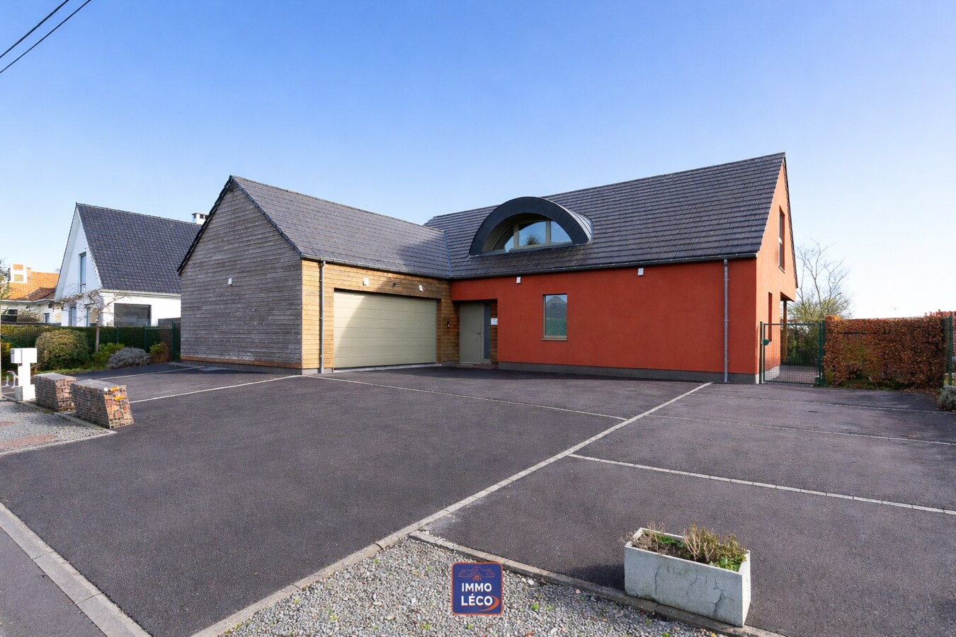 Villa "Semi Plain-Pied" érigée sur 1251m², double garage, parking 7 voitures, COUP DE COEUR ABSOLU ! 