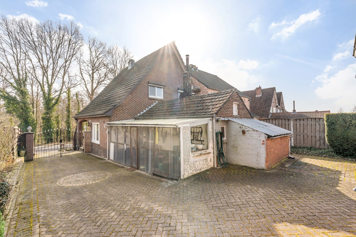 Halfvrijstaande gezinswoning met veel mogelijkheden op een perceel van 8are! 