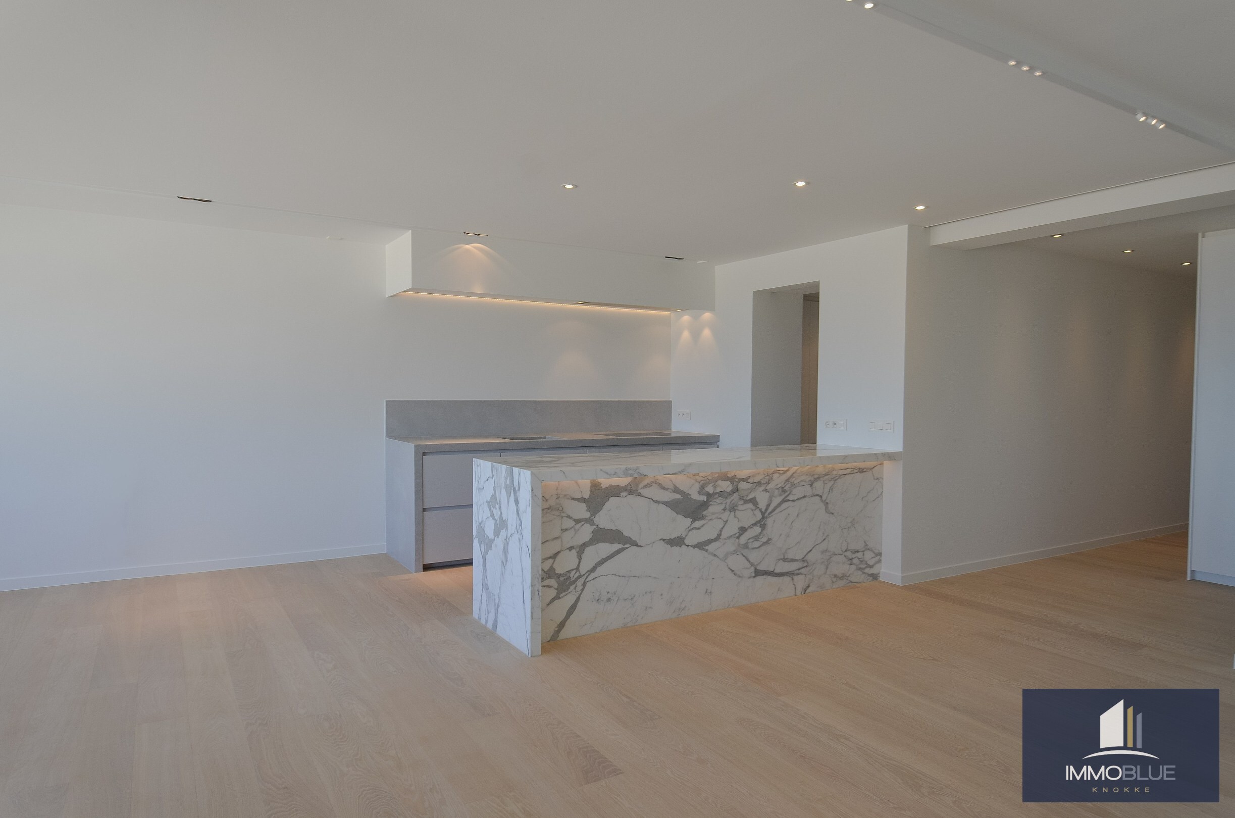 Exclusief – Stijlvol volledig gerenoveerd appartement met frontaal zeezicht. 