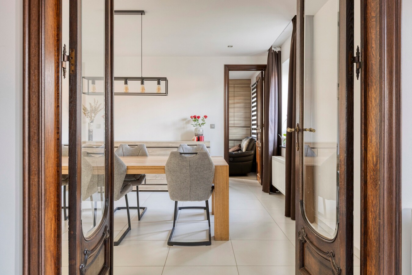 Instapklare villa met zwembad. Landelijke ligging in Leut (Maasmechelen). 