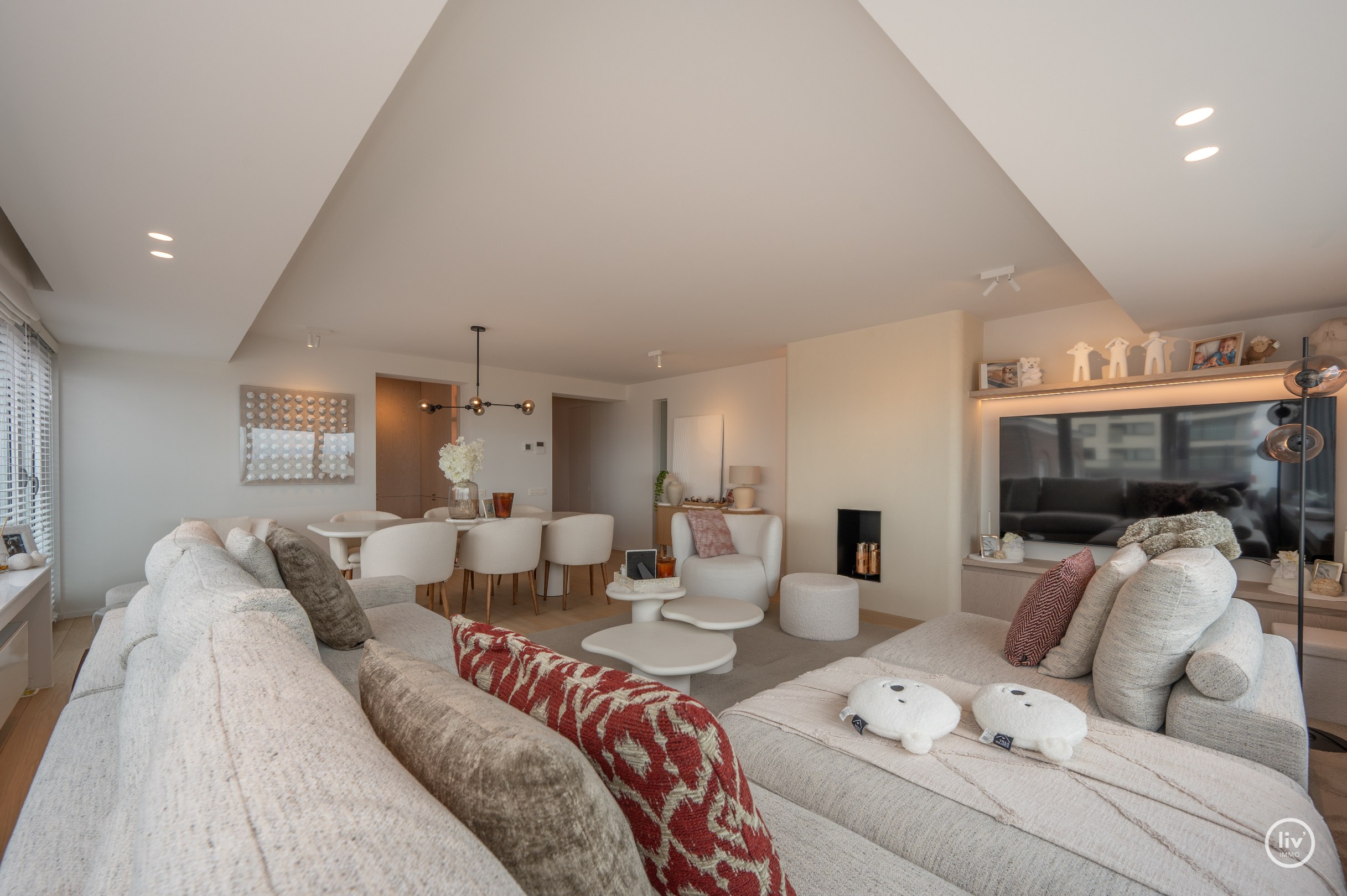 Appartement en coin unique avec 3 chambres offrant une vue frontale sur la mer et sur la place de la Tour de Lumière. 