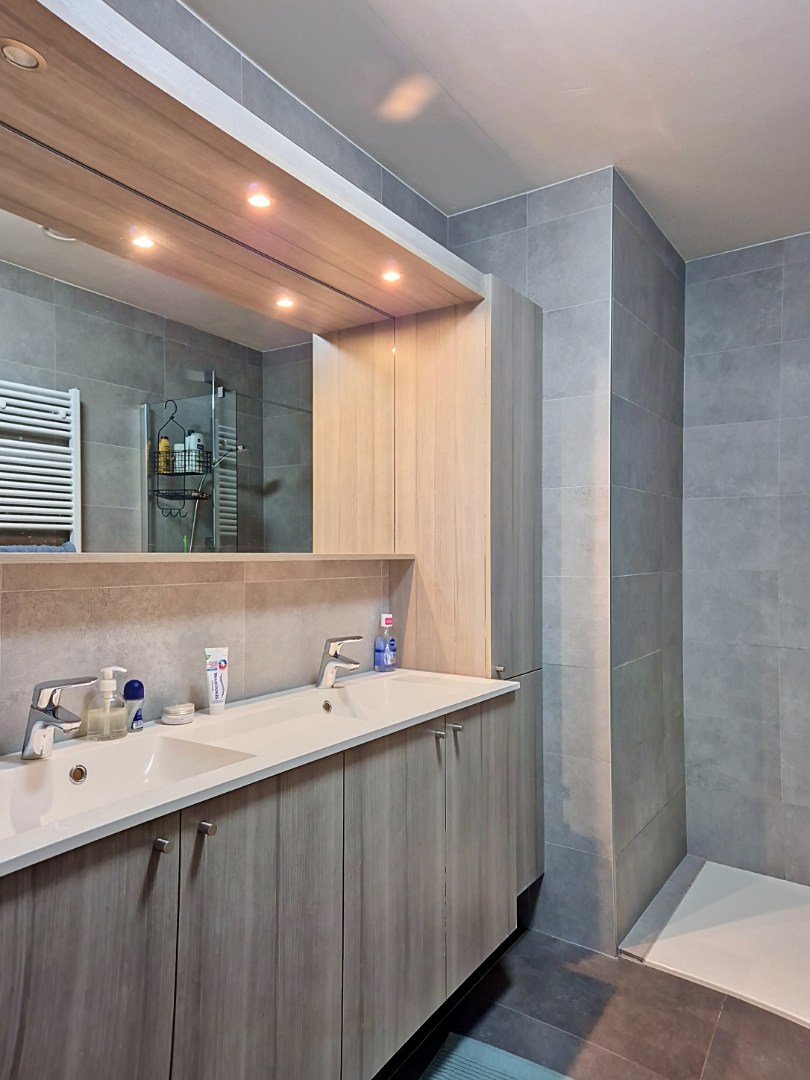 Modern appartement met 2 slaapkamer, terras en garage in Ursel 