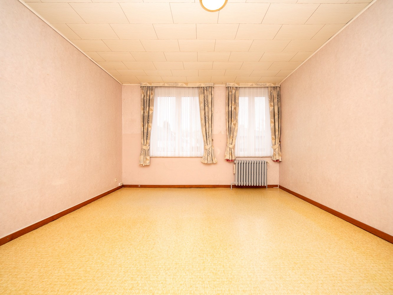 Ruime woning met 5 kamers (mogelijk) en open zicht 