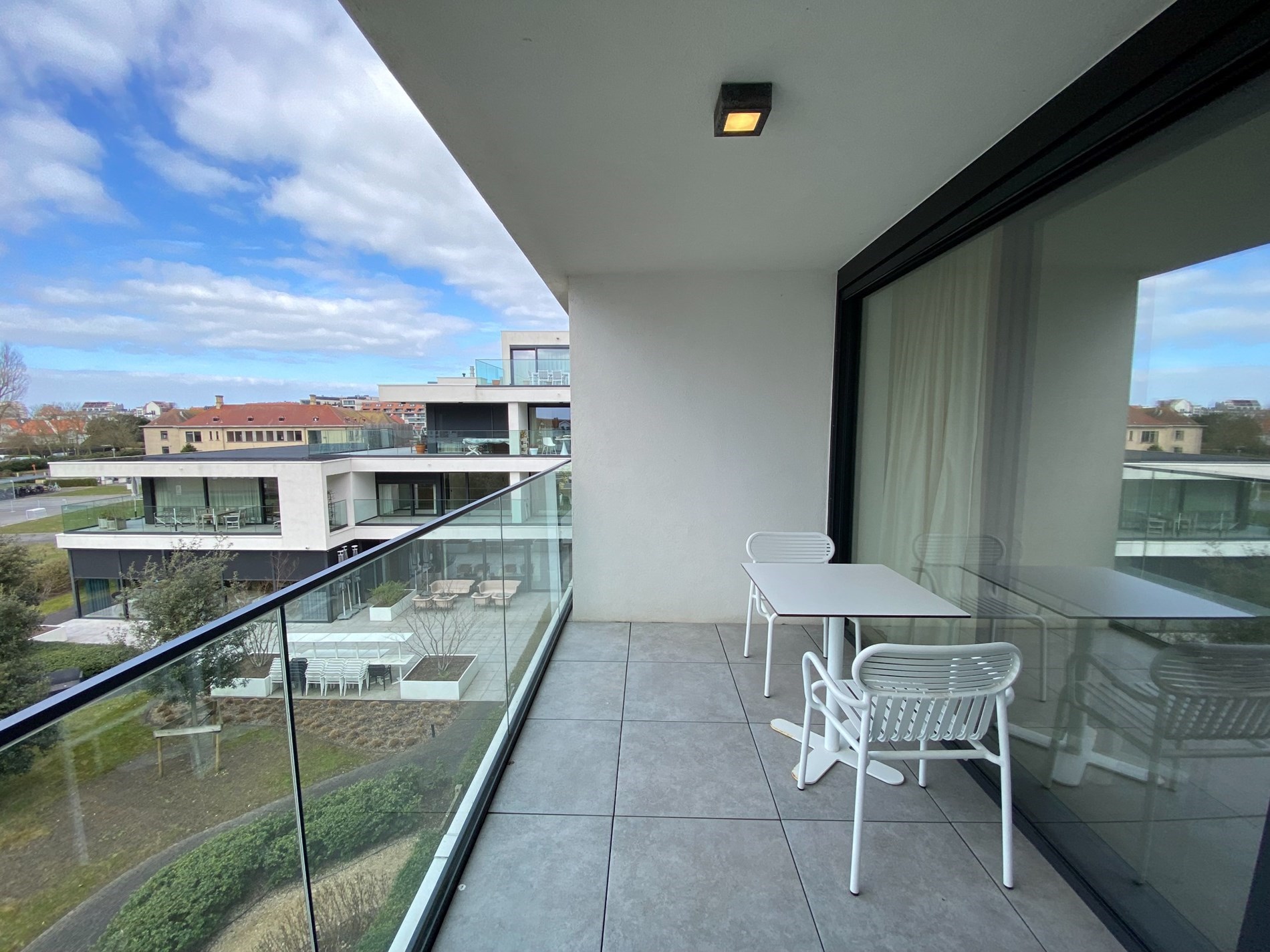 ONGEMEUBELD: SERVICEFLAT: Lichtrijk 1-slaapkamer appartement met een groot terras en mooi open zicht op het cultuurcentrum Scharpoord in de Residentie Cypres. 