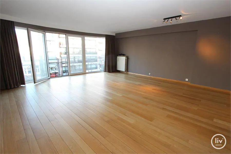 Appartement agréable à rafraichir avec 2 chambres à coucher situé sur l'avenue Lippens.
