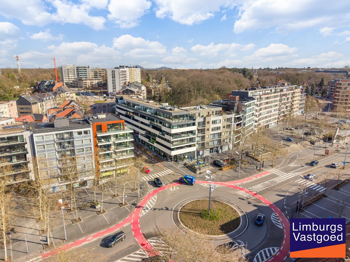 Exclusief penthouse met ruim terras, 2 slpk, dubbele autostaanplaats, centrum Genk 
