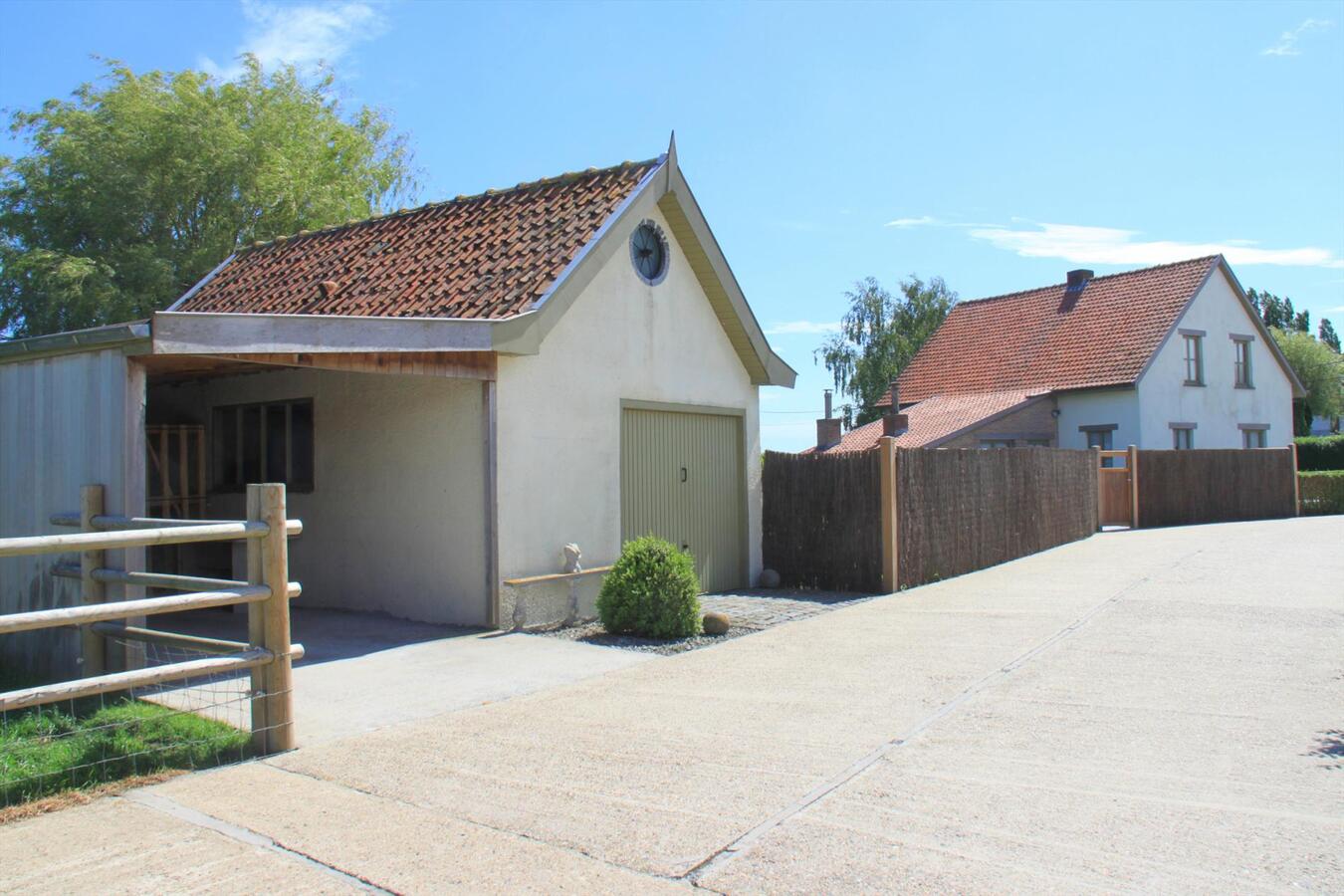 Charmante woning met tuin, garage en carport te Zuienkerke 
