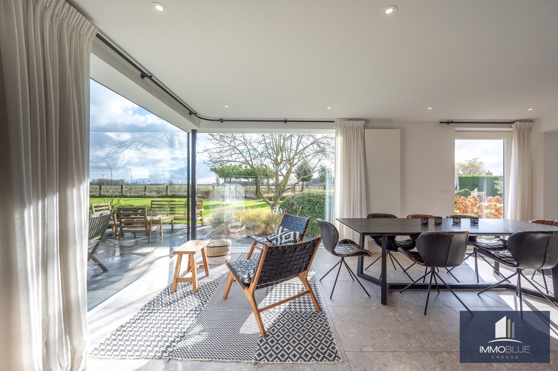 Charmante hoeve met volledig ingericht atelier gelegen op een perceel van ongeveer 5.500 m². 