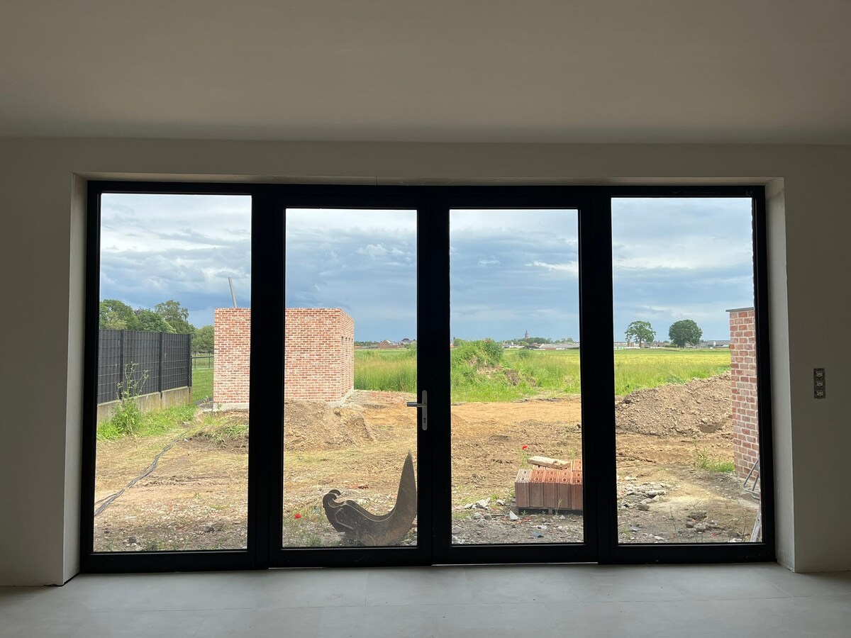 Nieuw gelijkvloers appartement met terras en tuintje 