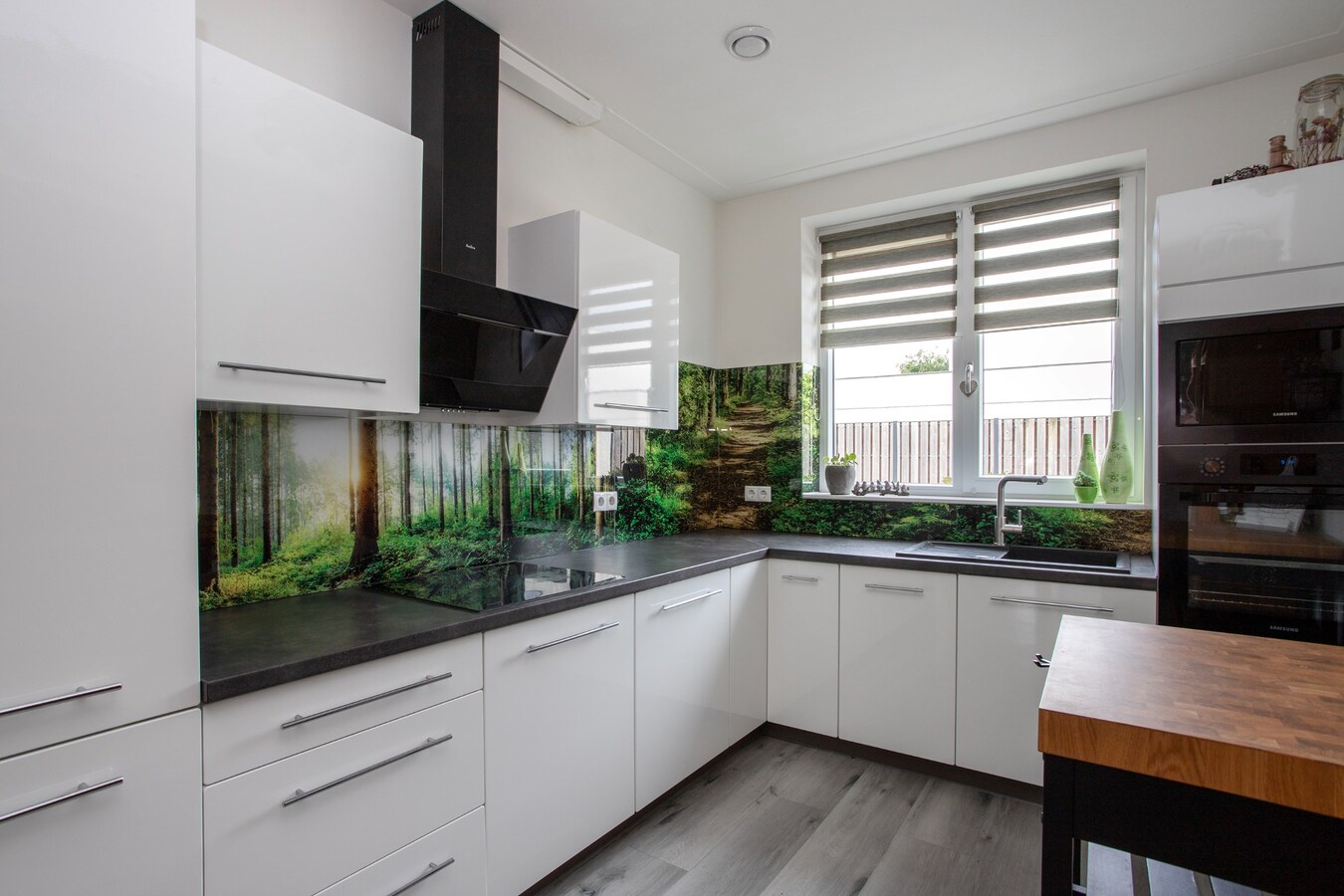 Nagenoeg nieuwe, netjes afgewerkte tussenwoning op 112 m² met berging, overkapping en een vrije achterom. 