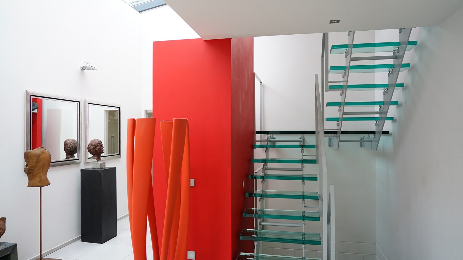 Dorne : moderne woning met parktijkruimte / bureel, volwaardige kelderverdieping, terras, zwemvijver en weide. Prachtig uitzicht. 